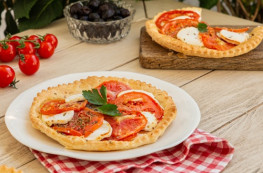 Lot de 2 Tartelettes fines tomates, chèvre et olives