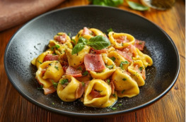 Tortellini con Prosciutto crudo e parmigiano reggiano