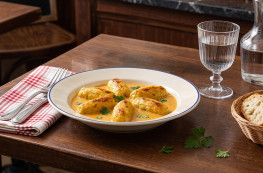 Quenelles lyonnaises de brochet pur beurre et sa sauce Nantua aux écrevisses