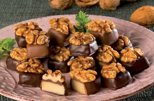 Grenoblois, pâte d’amande enrobée de chocolat et noix caramélisées