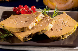 Foie gras de canard entier du Sud-Ouest au poivre sauvage de Madagascar mi-cuit